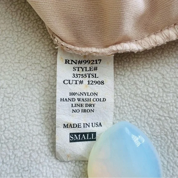 Elegant Cream Sleeveless Blouse - Picture 4 of 4